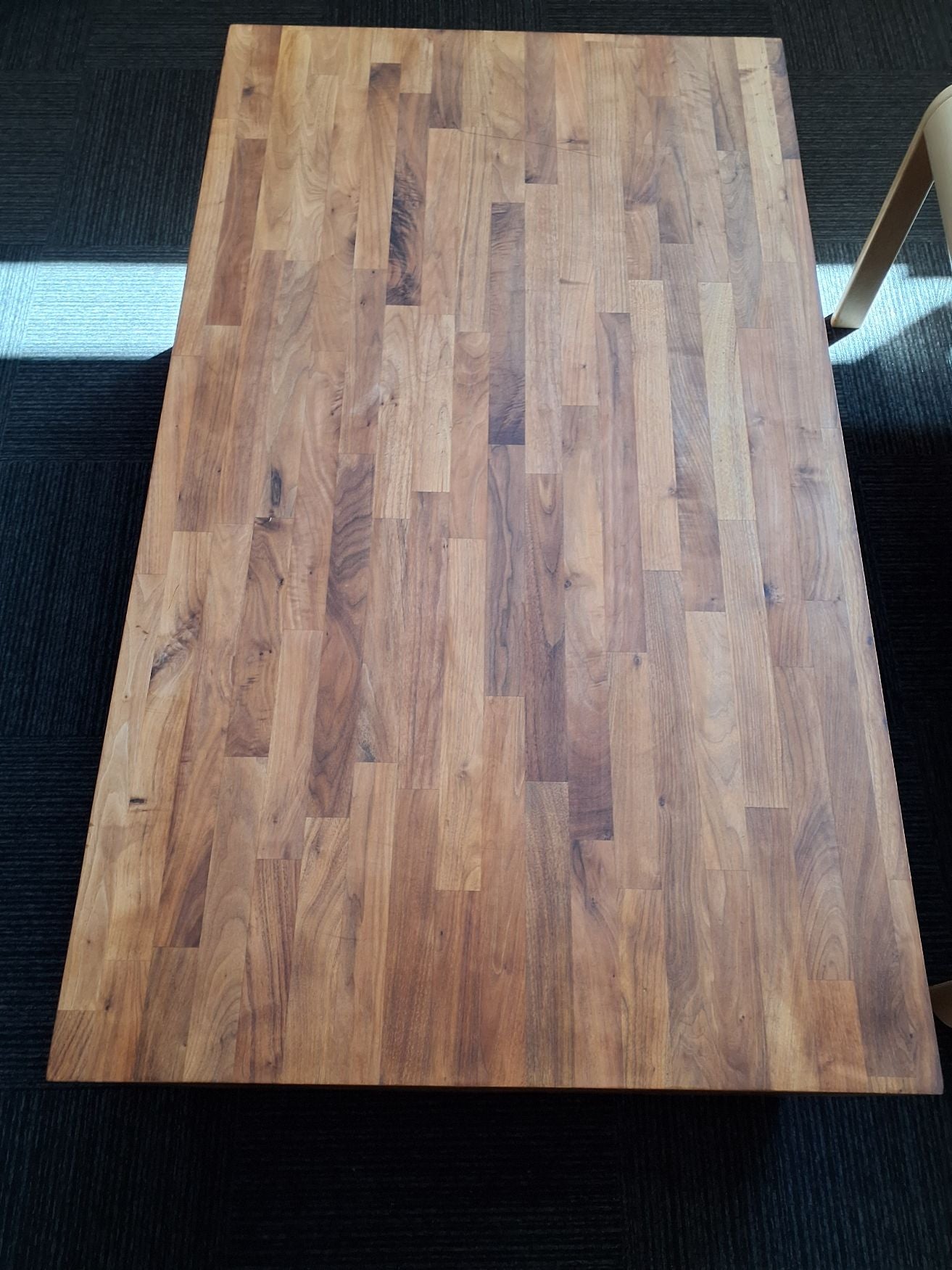 Sofabord med lukkede ender i massiv træ.